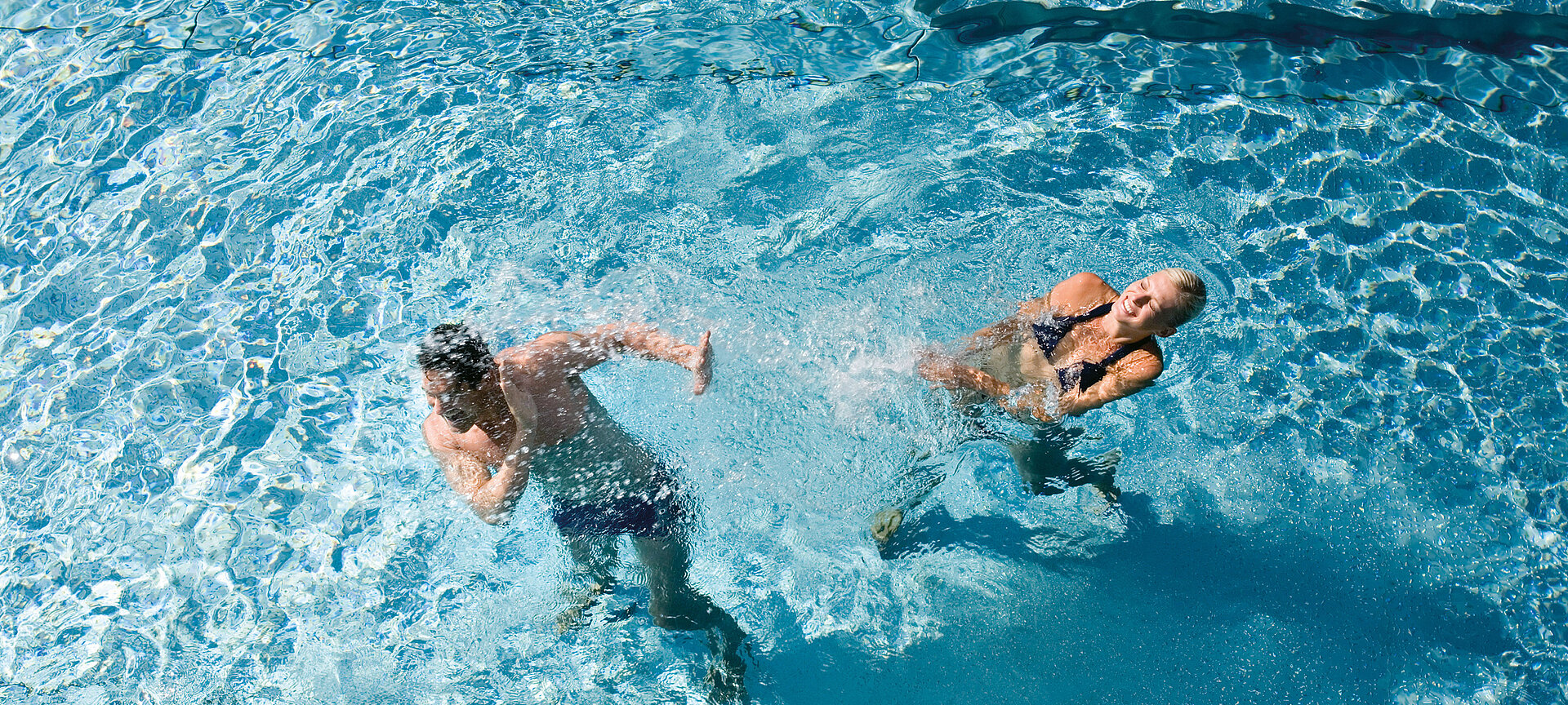 Paar im Pool im Wellnesshotel Berghof im Salzburger Land