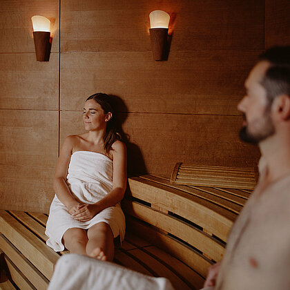 Paar in einer Sauna im Wellnesshotel Berghof im Pongau