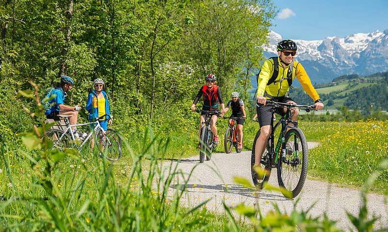Gruppe beim Radfahren im Sommerurlaub in St. Johann im Pongau