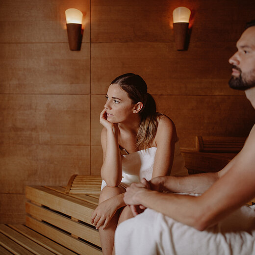 Paar in einer Sauna im Wellnesshotel Berghof im Pongau