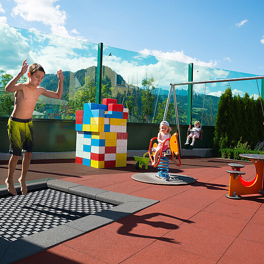 Kinder beim Spielen auf dem Spielplatz beim Familienhotel Berghof