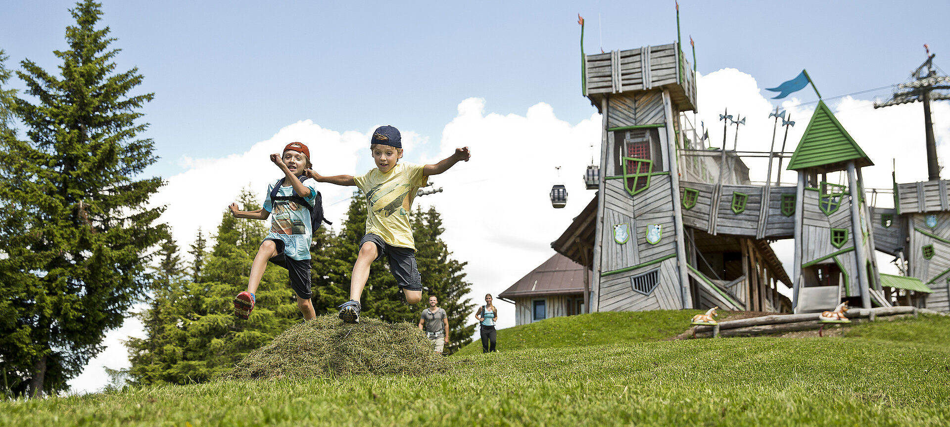 Kinder im Geisterdorf beim Geisterberg in Alpendorf am Gernkogel