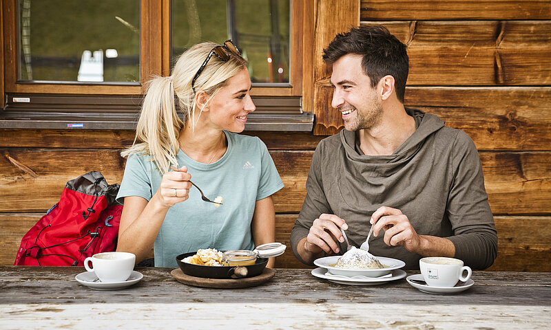 Paar beim Mittagessen auf einer Hütte in St. Johann im Pongau