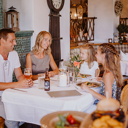 Familie im Restaurant im Gourmethotel Berghof im Pongau