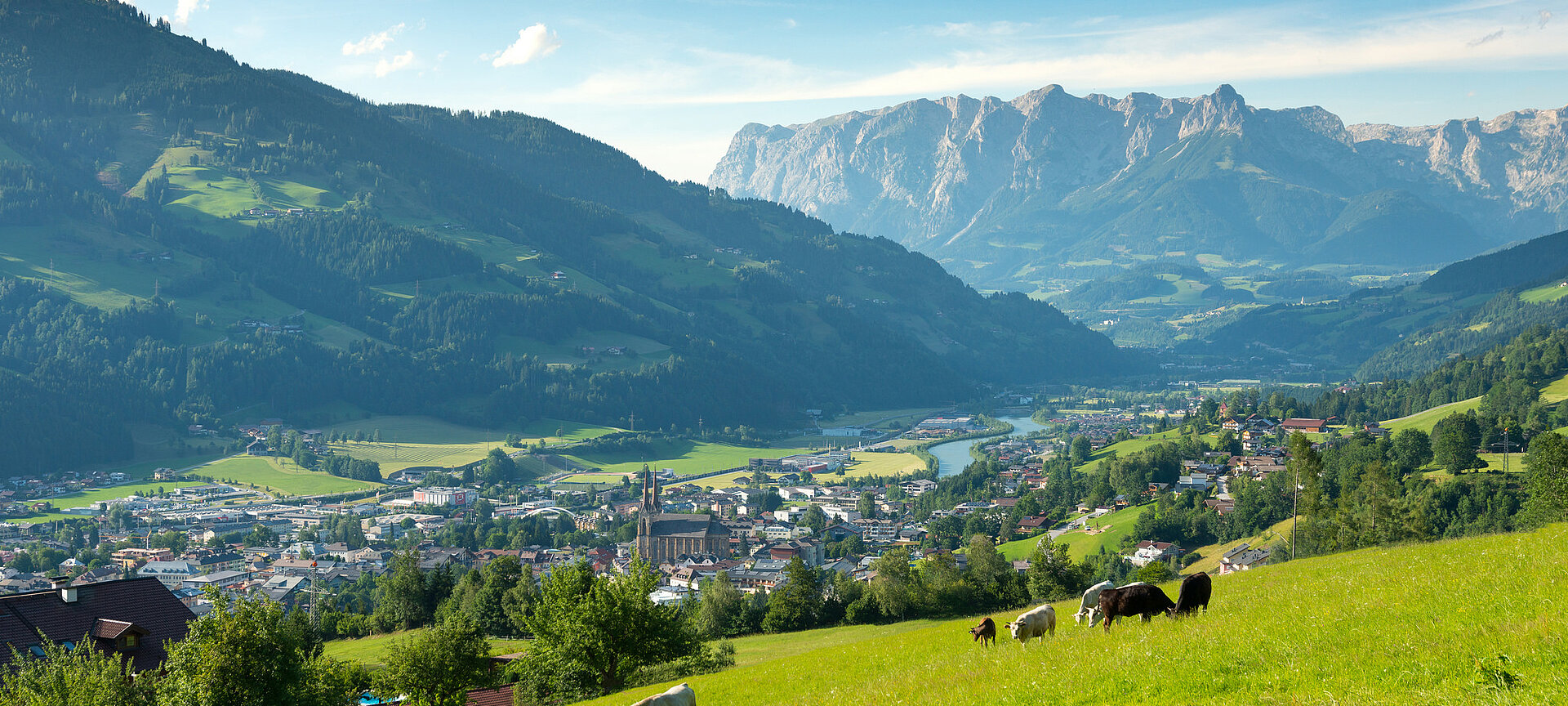 Ausblick von den Bergen auf die Stadt in St. Johann im Pongau