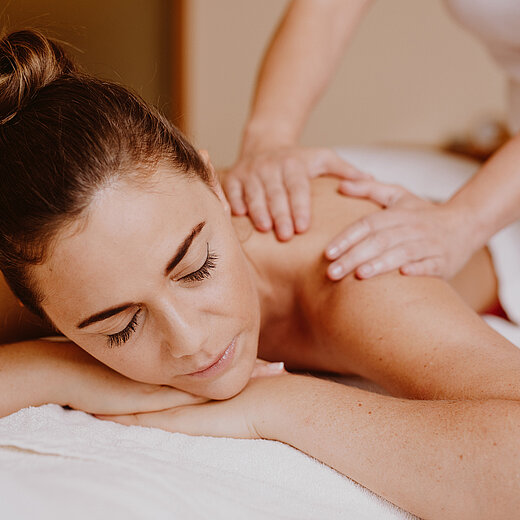 Frau bei einer Massage im Wellnesshotel Berghof in St. Johann