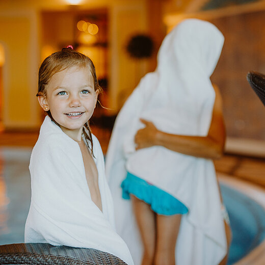 Kinder beim Indoor Pool im Familienhotel Berghof
