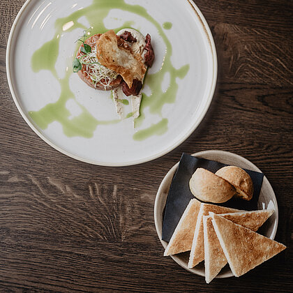 Edles Beef Tartare mit frischen Kräutern und Toastbeilage, serviert im Hotel Berghof.