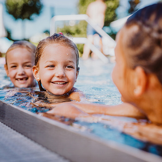 Kinder im Outdoor Pool im Wellnesshotel Berghof im Pongau