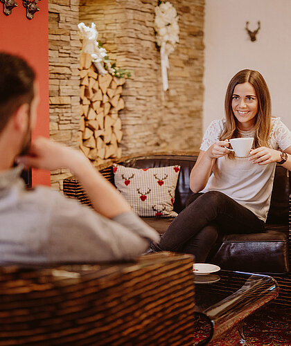 Paar beim Kaffeetrinken in der Rezeption im Hotel Berghof