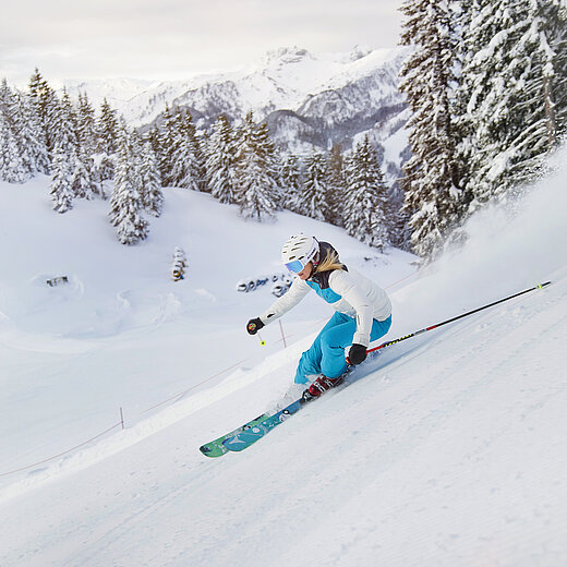 Frau beim Skiurlaub in St. Johann-Alpendorf